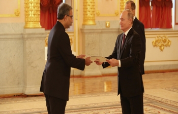 Ambassador D.B. Venkatesh Varma presented his credentials to H.E President Vladimir Putin at the Alexander Hall of the Grand Kremlin Palace on October 11, 2018.)